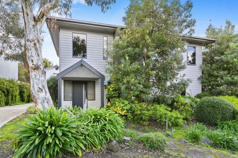 Fern Ocean Views Middle of Town WiFi and Pet Friendly House in Lorne