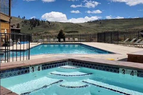 K-Suite-Mt View-Resort-Pool-Hot Tub-Near RMNP & WP Apartment hotel in Granby