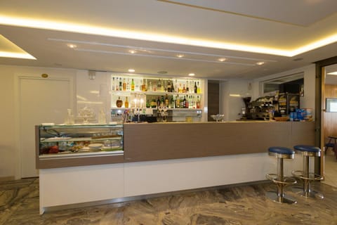 Lounge or bar, Drinks, Alcoholic drinks, Non alcoholic drinks