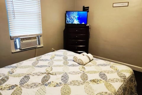 TV and multimedia, Photo of the whole room, Bedroom