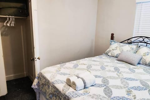 Entire Home/Firm Queen Bed/3 Miles to Downtown Indy Casa in Indianapolis