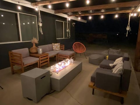 Sapphire Haven! Pool + Jacuzzi + Movie Theatre + 10 Min to Monument! House in Joshua Tree