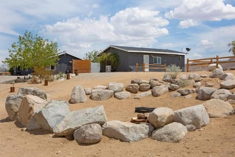 Sapphire Haven! Pool + Jacuzzi + Movie Theatre + 10 Min to Monument! House in Joshua Tree