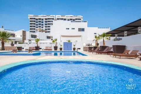 Oceanview Roofdeck and 2 Pools Gym Theater Onsite House in La Paz