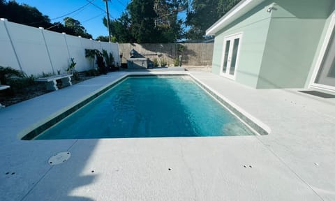 Pool, Hot tub, Close to Beaches, Shopping, More! Casa in Osprey
