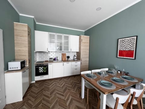 Kitchen or kitchenette, Dining area