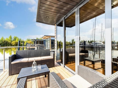 Comfortable houseboat in Marina Volendam Barco atracado in Volendam