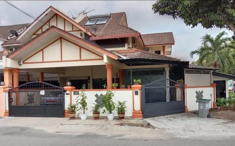 Comfortable Private Swimming Pool Homestay Melaka 20 Pax 5R3B House in Malacca