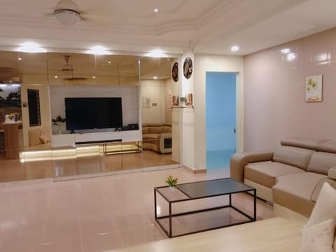 Comfortable Private Swimming Pool Homestay Melaka 20 Pax 5R3B Maison in Malacca