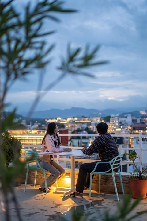 People, View (from property/room), City view, Lake view, Street view