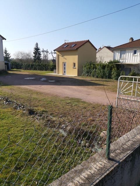 Maisonnette 40 m2 pour 5 personnes House in Paray-le-Monial