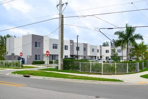 Awesome 3 BedroomTownhouse in North Miami Copropriété in Golden Glades