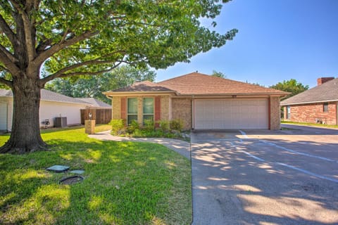 Peaceful Waxahachie Home with Private Backyard! Casa in Waxahachie