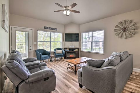 Cozy and Deluxe Branson Condo Balcony and Pool Access Apartment in Branson