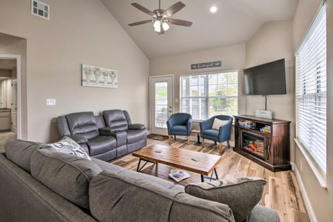 Cozy and Deluxe Branson Condo Balcony and Pool Access Apartment in Branson