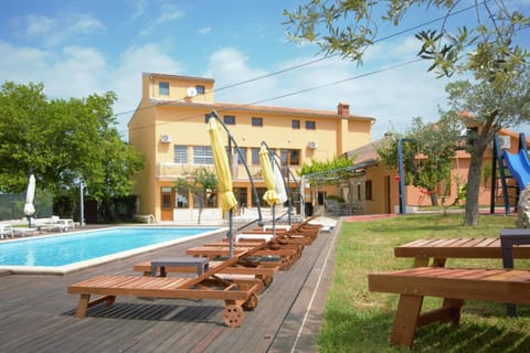 Property building, Garden, Swimming pool, sunbed