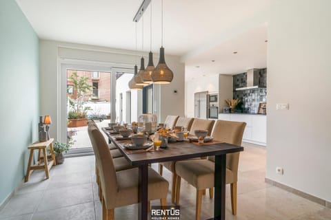 Kitchen or kitchenette, Dining area