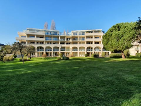 Appartement avec grande terrasse dans un magnifique parc à 5 minutes de la plage Apartment in Pornichet