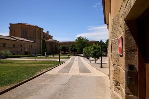 Facade/entrance, Day, Street view, Parking