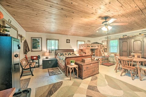 Private Murray Abode with Fire Pit Hunt and Fish Condo in Lake Barkley