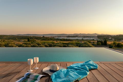 Balcony/Terrace, Swimming pool