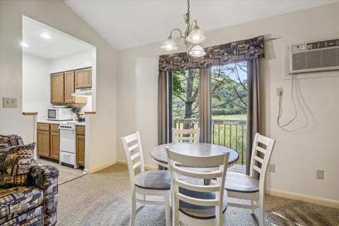 Cedarbrook Deluxe Two Bedroom Suite with outdoor heated pool 21202 Hotel in Killington