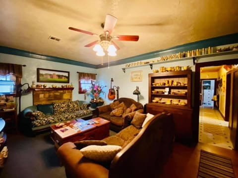 Historic Home - sleeps 4 adults - 1 mile to Ft. Sill Casa in Lawton