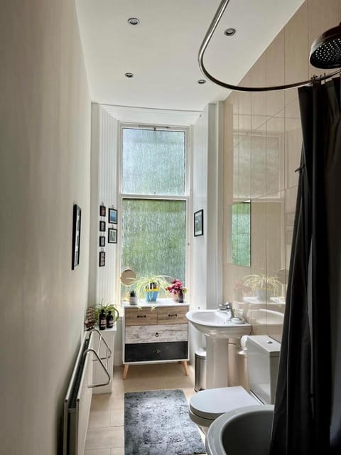 Beautiful Double Room in Idyllic West End Townhouse Vacation rental in Glasgow