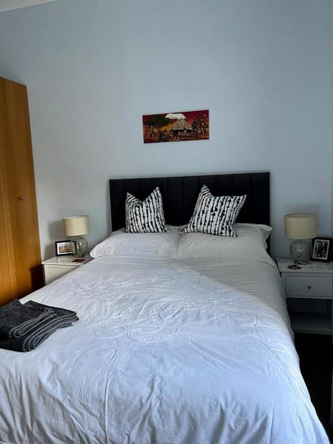 Beautiful Double Room in Idyllic West End Townhouse Vacation rental in Glasgow