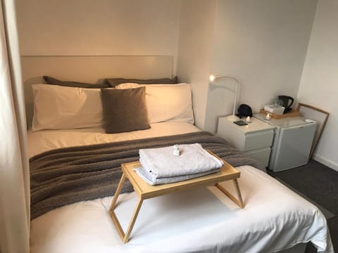 fAiRy Dell Guesthouse Oakenshaw Cozy lockable rooms, tv, tea tray with choccies, free wifi and parking, COA, 24hr check in Urlaubsunterkunft in Bradford