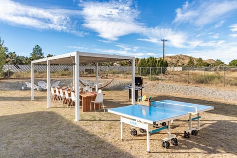Mojave Moon by AvantStay Modern Bright JT Home in Great Location w Pool Hot Tub Maison in Yucca Valley