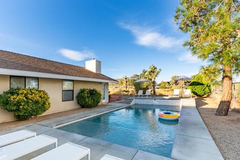 Mojave Moon by AvantStay Modern Bright JT Home in Great Location w Pool Hot Tub House in Yucca Valley