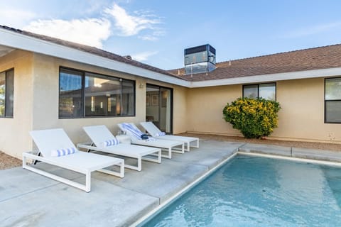 Mojave Moon by AvantStay Modern Bright JT Home in Great Location w Pool Hot Tub Maison in Yucca Valley