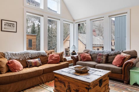 Legacy House by AvantStay Beautiful 4BDR Home in Great Location w Hot Tub House in Telluride