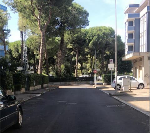 Property building, Spring, Day, Neighbourhood, Natural landscape, Bird's eye view, Street view, Street view, Location, Quiet street view, Parking