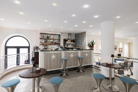 Lounge or bar, Drinks