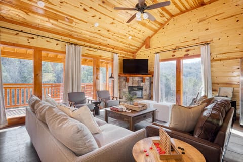 Elm by AvantStay Mountain Side Cabin w Movie Theatre Indoor Pool Hot Tub Views House in Sevier County