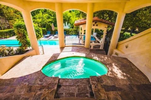 De Luz by AvantStay 5 Acre Estate w Lake Pool Hot Tub Villa in Murrieta