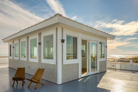 Oceans Eye by AvantStay Beach Front Home w Roof Top Pool Putting Green House in Folly Beach
