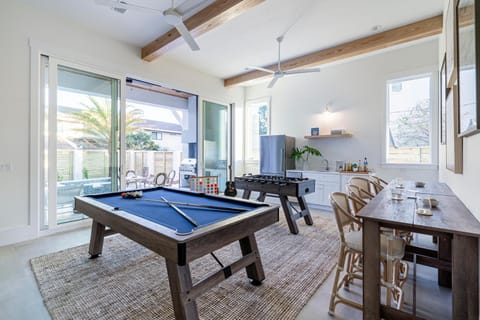 Rendezvous by AvantStay Modern Haven w Game Room Roof Top Hot Tub Pool Close to Beach House in Miramar Beach