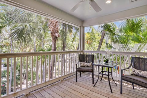 Cottage by the Pool by AvantStay w Balcony BBQ Shared Pool Month Long Stays Only House in Stock Island