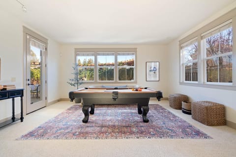 Fiano by AvantStay Centrally Located Haven w Stunning Courtyard Pool Table House in Windsor