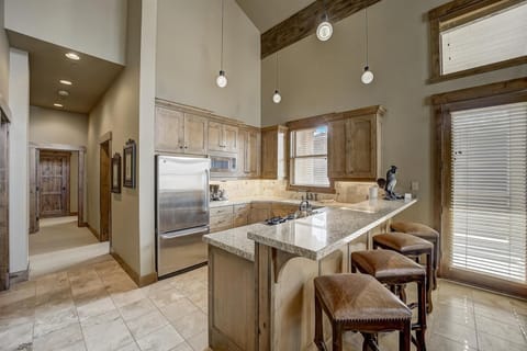 Mont Cervin 32 by AvantStay Ski In Ski Out Home in Silver Lake Village w Hot Tub Maison in Deer Valley