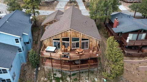 Lakefront Lodge by AvantStay Lakefront Cabin w Hot Tub House in Big Bear
