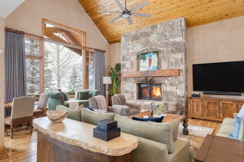 Telemark Luxury Retreat by AvantStay Stunning Views w Hot Tub Theatre Room and Pool Table Casa in Park City