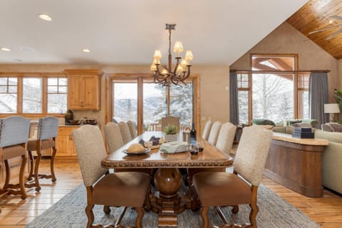 Telemark Luxury Retreat by AvantStay Stunning Views w Hot Tub Theatre Room and Pool Table House in Park City