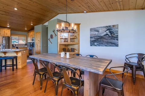 Golden Summit by AvantStay Stunning Secluded Cabin w Access to Tahoe Donner Haus in Truckee