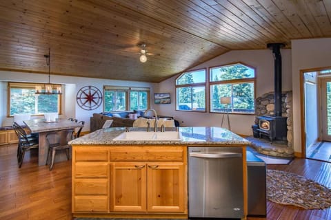 Golden Summit by AvantStay Stunning Secluded Cabin w Access to Tahoe Donner Casa in Truckee
