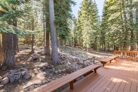 Golden Summit by AvantStay Stunning Secluded Cabin w Access to Tahoe Donner Haus in Truckee