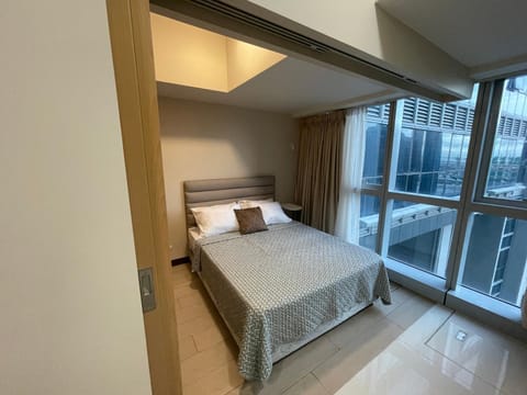 1 BR condo Uptown Parksuites BGC, high floor, morning sun Condo in Makati